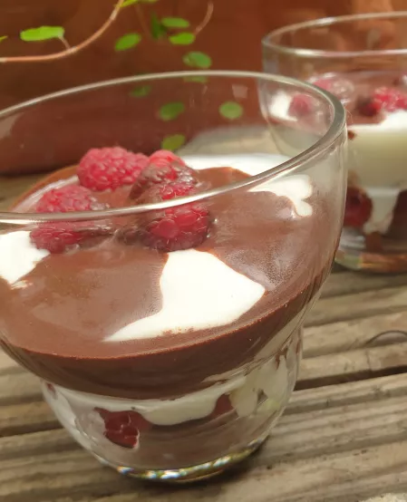 Fruchtquark mit Schokosauce Fruchtquark mit Schokosauce