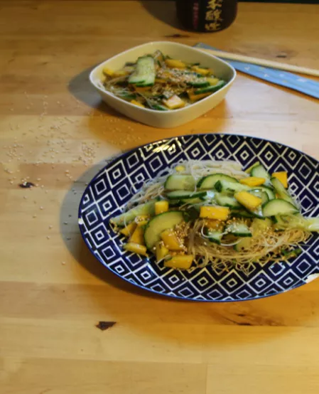 Glasnudelsalat mit Mango und Gurke Glasnudelsalat mit Mango und Gurke