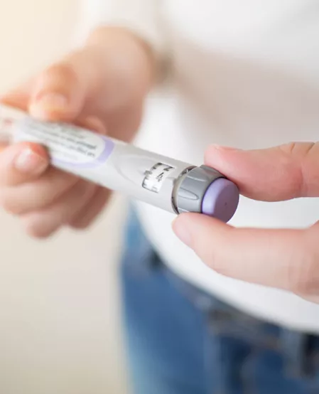 Insulinpen Eine Person hält einen Insulinpen in der Hand.