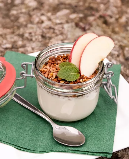 Joghurt mit Granola und Apfel Joghurt mit Granola und Apfel