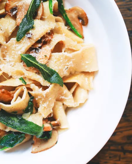 Pappardelle mit Pilzen und Salbei Pappardelle mit Pilzen und Salbei