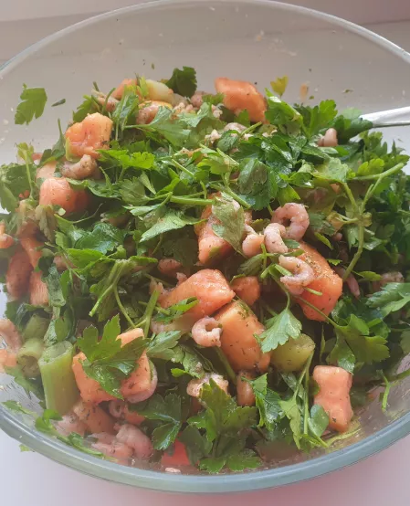 Petersilien-Papaya-Salat mit Krabben