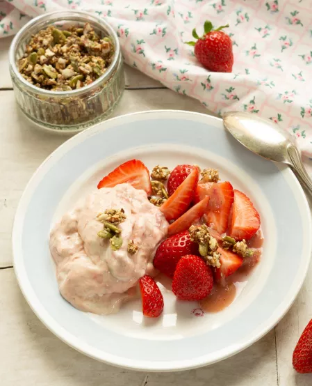 Rhabarber-Halbgefrorenes mit Crunch und Erdbeerragout Der mit Vanilleeis pürierte Rhabarber ist neben Edbeeren und gehackten Nüssen