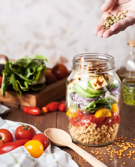 Salat im Glas mit Halloumi Salat im Glas mit Halloumi