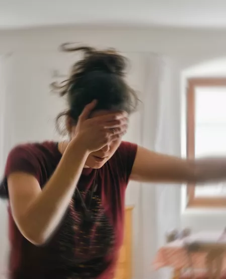 Einer jungen Frau ist schwindelig, verschwommener Hintergrund