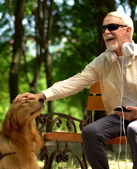 Mann mit Sehbehinderung und Assistenzhund