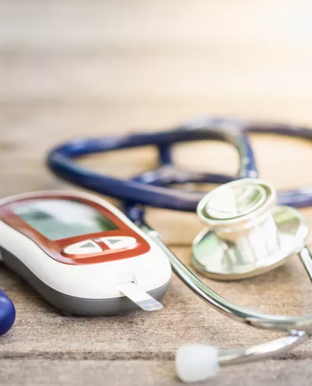 Medizinische Geräte wie Insulinpen und Stetoskop Medizinische Geräte wie Insulinpen und Stetoskop