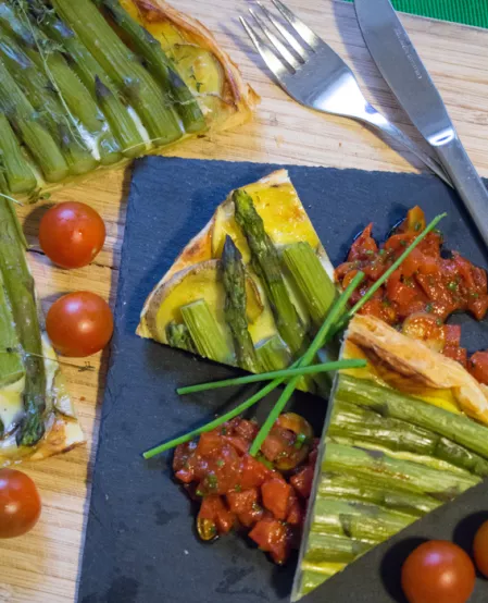 Spargeltarte mit Tomaten-Oliven-Salsa Spargeltarte mit Tomaten-Oliven-Salsa
