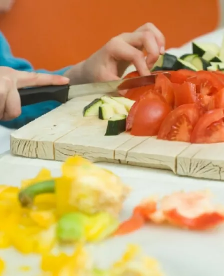 Kochen von Gemüse: Zucchini, Paprika, Tomate Kochen von Gemüse: Zucchini, Paprika, Tomate
