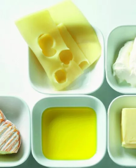 Schalen mit Käse, Butter und Öl Schalen mit Käse, Butter und Öl