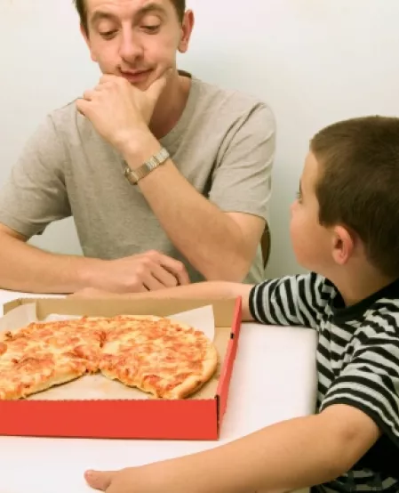Kind und Vater essen Pizza Kind und Vater essen Pizza