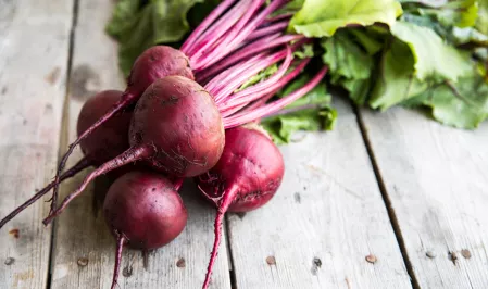 Rote Bete Rote Bete Knollen mit Blättern