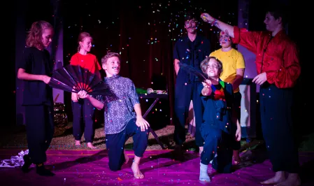 Zirkus-Camp vom Circus Courage Zirkus-Camp Vorführung, sieben Kinder in Kostümen, mit Fächern und Konfetti