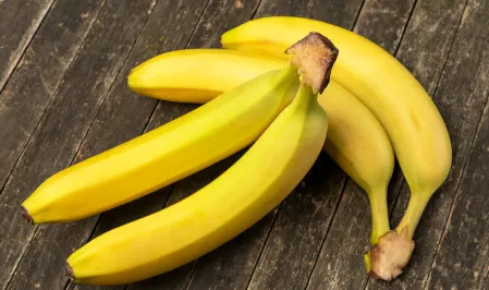 Bananen vier gelbe Bananen