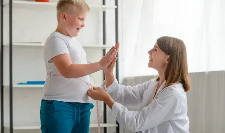Junge mit Ärztin geben "High Five"
