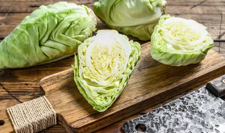 zwei ganze und ein halbierter Kopf Spitzkohl