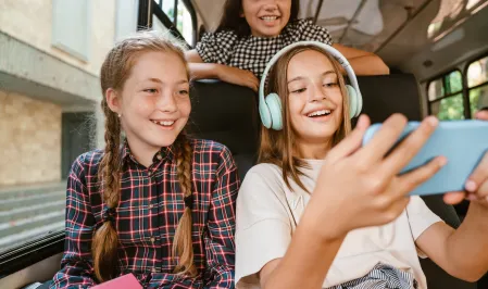 M&auml;dchen mit Handys im Bus 