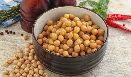 Ein Schale mit Kichererbsen
