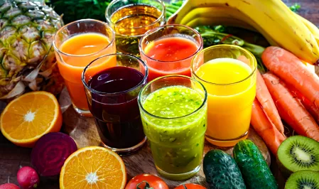 Obst und Gem&uuml;se und daraus gepresste S&auml;fte