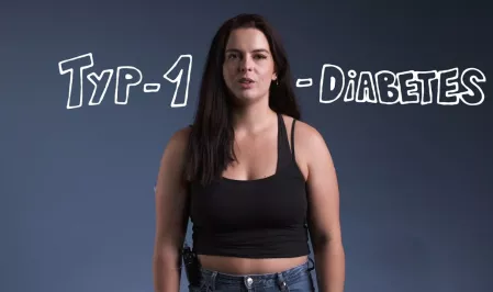 Fiorella, Ketoazidose-Aufklärung, Warnzeichen Diabetes Bild der TikTokerin Fiorella. Sie trägt ihre dunkelbraunen Haare offen über die Schulter gelegt. Sie trägt ein Schwarzes Top. Hinter ihr steht "Typ-1-Diabetes" in weißer Schrift.