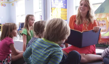 Erzieherin liest Kindern aus Buch Erzieherin liest Kindern aus Buch