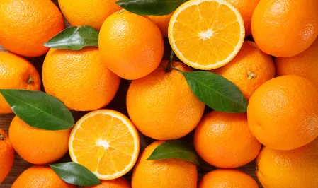 Orangen Foto von vielen Orangen, zwei sind halbiert.