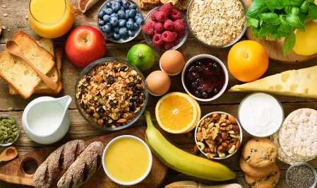 Vegetarische Nahrungsmittel, Eier, Milchprodukte Verschiedene vegetarische Lebensmittel inkl. Eier und Milchprodukte auf einer Platte arrangiert