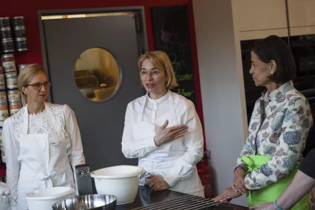 Parlamentarisches Kochen Mai 2023: Professor Diana Rubin, Peggy Schierenbeck und Dagmar Freifrau von Cramm Parlamentarisches Kochen Mai 2023: Professor Diana Rubin, Peggy Schierenbeck und Dagmar Freifrau von Cramm