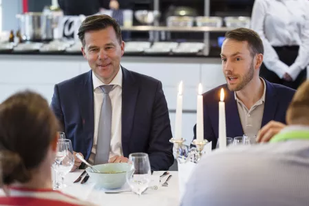 Parlamentarisches Kochen Mai 2023: Dr. Gero Hocker und Oliver Huizinga, Politischer Geschäftsführer der DAG Parlamentarisches Kochen Mai 2023: Dr. Gero Hocker und Oliver Huizinga, Politischer Geschäftsführer der DAG