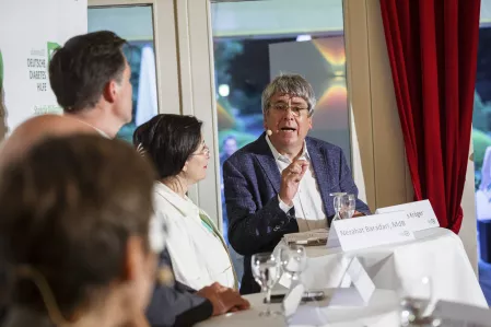Fußballspiel FC Bundestag vs. FC Diabetologie 2023: Dr. Kröger bei der Podiumsdiskussion