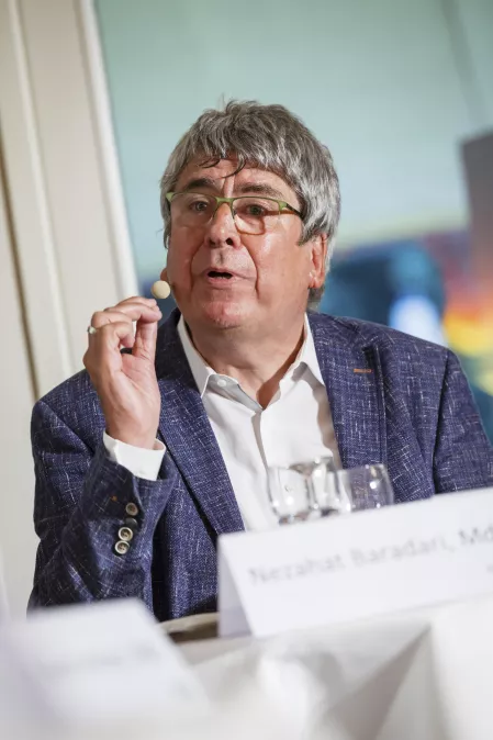 Fußballspiel FC Bundestag vs. FC Diabetologie 2023: Dr. Kröger bei der PodiumsdiskussionFußballspiel FC Bundestag vs. FC Diabetologie 2023: Dr. Kröger bei der Podiumsdiskussion