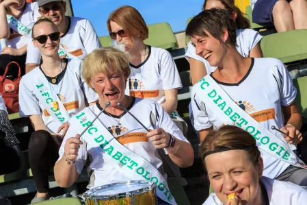 Fußballspiel FC Bundestag vs. FC Diabetologie 2017 - Das anfeuernde Publikum