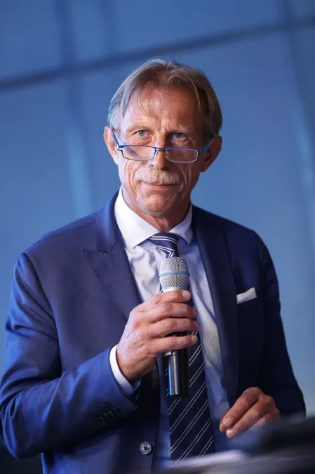Fußballspiel FC Bundestag vs. FC Diabetologie 2017 - Christoph Daum bei der Spielanalyse