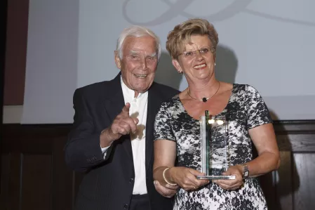 ^1. Diabetes-Charity-Gala, 2.11.2011 – Übergabe des Thomas-Fuchsberger-Preis 2011: Blacky Fuchsberger mit Heidrun Schmidt-Schmiedebach (Preisträgerin)