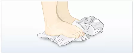 Übung 10: Zeitungsseite zerknüllen, glattstreichen, zerreißen, Schnipsel mit den Füßen auf eine zweite Zeitungsseite legen Übung 10: Zeitungsseite zerknüllen, glattstreichen, zerreißen, Schnipsel mit den Füßen auf eine zweite Zeitungsseite legen
