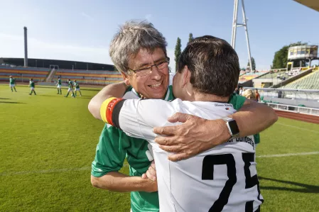Fußballspiel FC Bundestag vs. FC Diabetologie 2017 - Herzliche Begrüßung