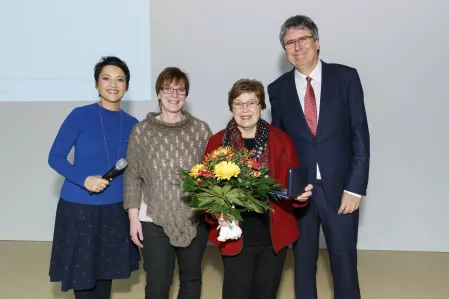 Die Mehnert-Medaille 2016 für ihr perfektes Selbstmanagement in 69 Jahren Diabetes geht an Ingrid Zimmer. Die Mehnert-Medaille 2016 für ihr perfektes Selbstmanagement in 69 Jahren Diabetes geht an Ingrid Zimmer.