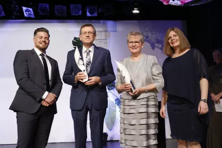 Thomas-Fuchsberger-Preis 2022 - Preisträger mit Jennifer und Julian Fuchsberger Thomas-Fuchsberger-Preis 2022 - Preisträger mit Jennifer und Julien Fuchsberger