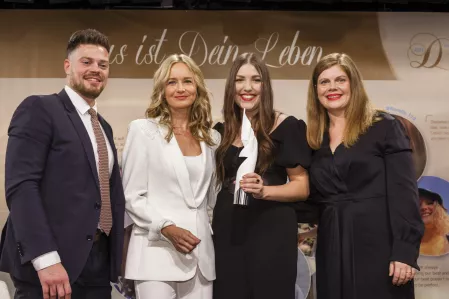 Thomas-Fuchsberger-Preis 2023 - Preisträgerin Lea Raak mit Laudatorin Stefanie Stappenbeck und Jennifer und Julien Fuchsberger