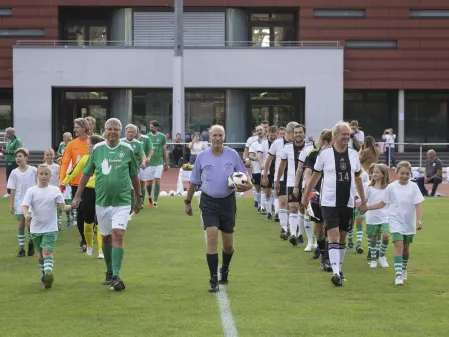 FC Diabetologie vs. FC Bundestag 2025: Die beiden Mannschaften laufen ein.