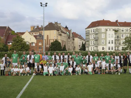 FC Diabetologie vs. FC Bundestag 2025: Gruppenfoto beider Mannschaften mit den Einlaufkindern