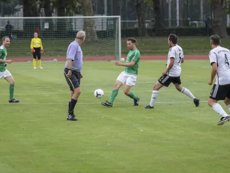 FC Diabetologie vs. FC Bundestag 2025: Spieler beider Mannschaften vor dem Tor des FC Diabetologie