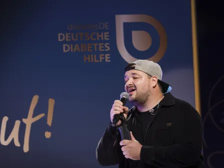 Georg Stengel begleitet musikalisch durch den Abend