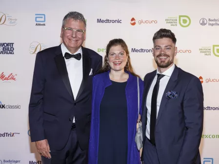 Gala 2024: Dr. Jens Kröger mit Jennifer und Julien Fuchsberger auf dem roten Teppich
