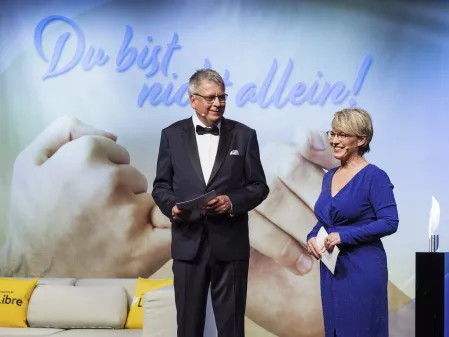 Gala 2024: Dr. Jens Kröger und Andrea Ballschuh auf der Bühne