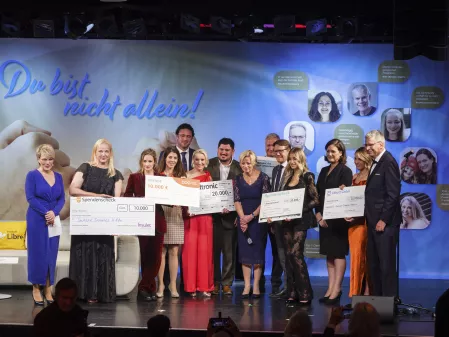 Gala 2024: Spendenscheckübergabe mit Promi-Paten