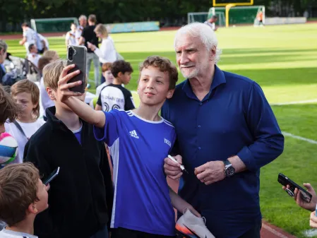 FC Diabetologie 2026: Rudi V&ouml;ller mit Einlaufkind