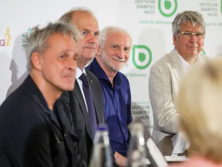 FC Diabetologie 2026 3. Halbzeit Rudi V&ouml;ller Jens Kr&ouml;ger Fritz G&uuml;ntzler Pierre Littbarski Podium 