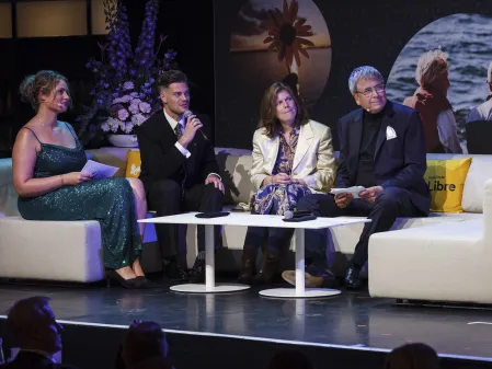 Gala 2025 Moderatorenpaar Dr. Kröger und Stephanie Haack mit Jenny und Julien Fuchsberger auf dem Talk-Sofa