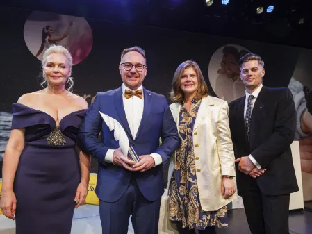Gala 2025 Preisträger Vincent Krüger mit Laudatorin Susanna Simon sowie Jenny und Julien Fuchsberger
